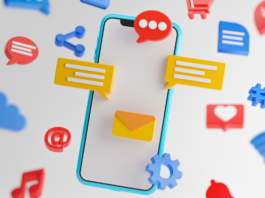 grafika przedstawiająca telefon i okienka z rozmowami w mediach spolecznościowych