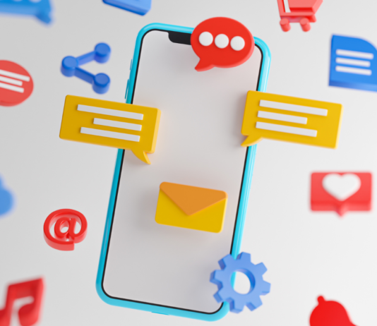 grafika przedstawiająca telefon i okienka z rozmowami w mediach spolecznościowych